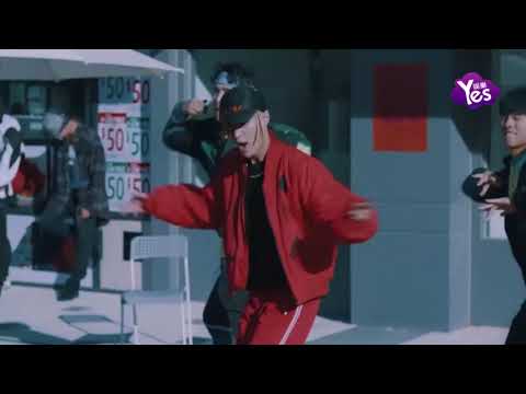 【2年前】張藝興獲獎后跪下親吻舞臺 震驚楊冪