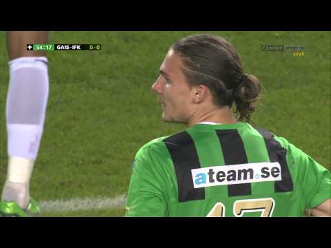 Filmande Tobias Sana hånas av gais klack