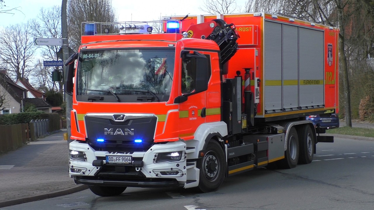 [Reizgas in China Restaurant löst Großeinsatz aus] Einsatzfahrten Feuerwehr und RTW in Reinbek