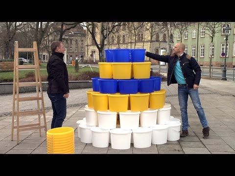 Farbeimer-Pyramide wirbt für Frühlingsaktion