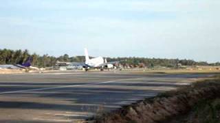 preview picture of video 'Ko Samui Airport - Bangkok Airways A319 short field landing'