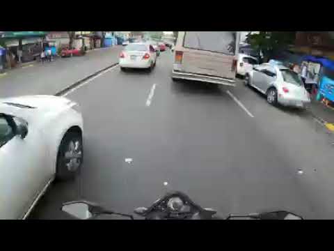Motociclista le rompe el retrovisor a microbusero en CDMX