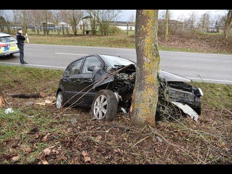 Mann kracht mit seinem Auto gegen einen Kabelmast und fährt in einen Baum!