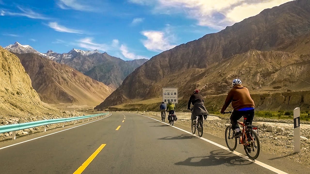 Karakoram Highway in HD! Cycling from Pakistan to Kashgar, China