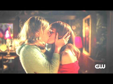 Riverdale 6x04 / Kiss Scene - Bitsy and Poppy ( Lili Reinhart and Madelaine Petsch )