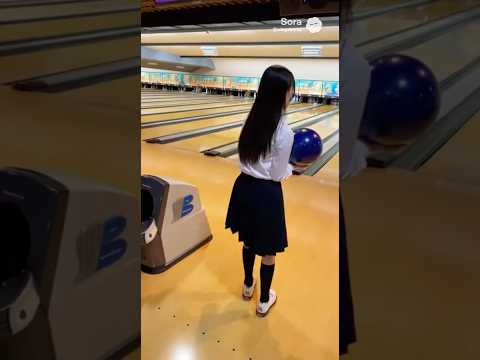 ボウリングする女子高生