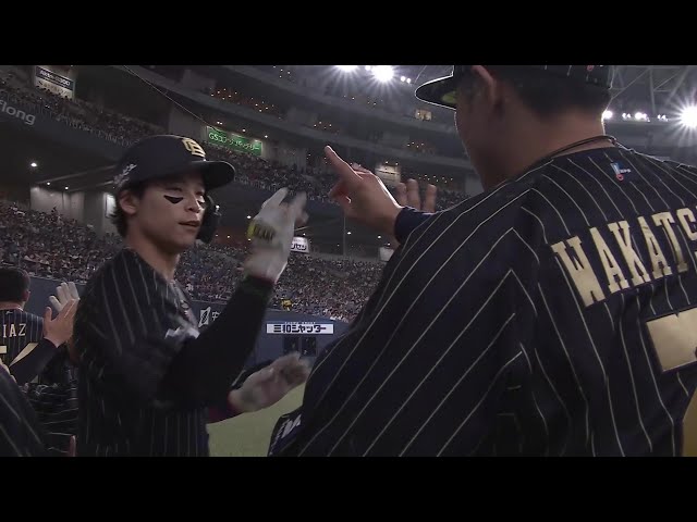 4回裏】打った瞬間それとわかる会心の一撃!! マリーンズ・和田康 4回裏】打った瞬間それとわかる会心の一撃!! マリーンズ・和田康