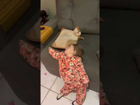 Mãe flagra filha pequena dormindo em posição inusitada e diverte a web! 🤣🥰