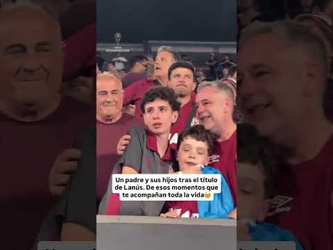"Un padre con sus hijos tras la consagración de Lanús. Momentos que no se olvidan más" Barra: La Barra 14 &bull; Club: Lanús