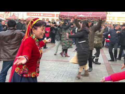 Dança tradicional Uigur de Xinjiang no Grande Bazar Internacional - Urumqi