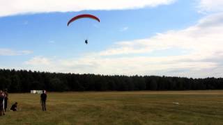 preview picture of video 'Paraglidinglandung bei der Windenausbildung Neustadt-Glewe Juni 2012'