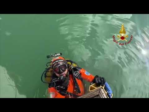 Ancona, recuperato natante affondato al porto turistico