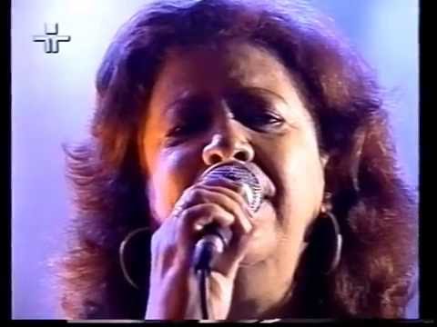 BETH CARVALHO CANTA O NOME SAGRADO DE NELSON CAVAQUINHO