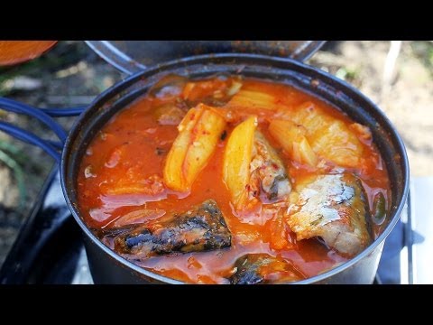 Ensopado de acampamento de Kimchi e cavala (김치찌개)