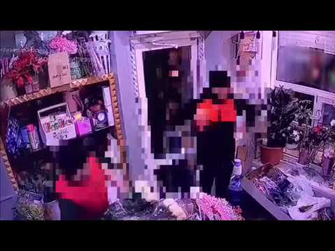 В Якутске молодой человек похитил букет из 101 розы, чтобы помирить друзей В Якутске молодой человек похитил букет из 101 розы, чтобы помирить друзей