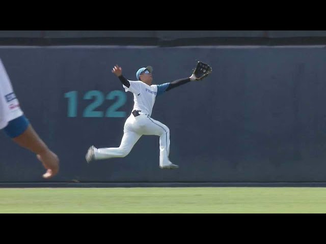 【ファーム】守備で魅せる!! ファイターズ・阪口樂 センターへ抜けそうな当たりを好捕!! 2023年4月28日 北海道日本ハムファイターズ 対 読売ジャイアンツ