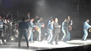 popurri No vale la pena&quot; Caray Juan Gabriel  en Chicago 2015