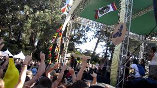 Michael Franti &amp; Spearhead - Shake It @ Power to the Peaceful 2010