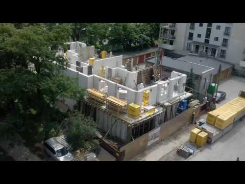 Niko, budowa domu w czasie roku.