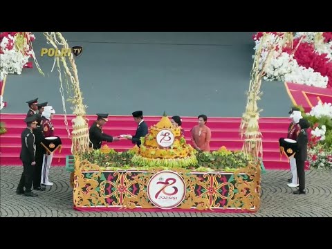 JOKOWI BERIKAN POTONGAN TUMPENG PERTAMA HUT BHAYANGKARA