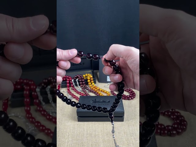 سبحة مسكي كرزي ممزوج بالاسود معتقة بشرابة تحمل شعا...