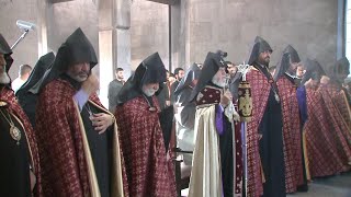 Ամենօրյա աղոթքներով օրհնվում է մյուռոնի ձիաթյուղով լի կաթսան