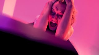 Video MERITO - Závislá [Official Video]