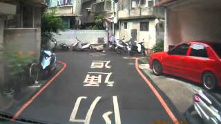 「傘護頭」無神阿伯嚇到他後退　駕駛：少林足球假動作