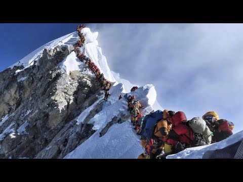Mountaineers warn of “death race” on Mount Everest due to mass ascents