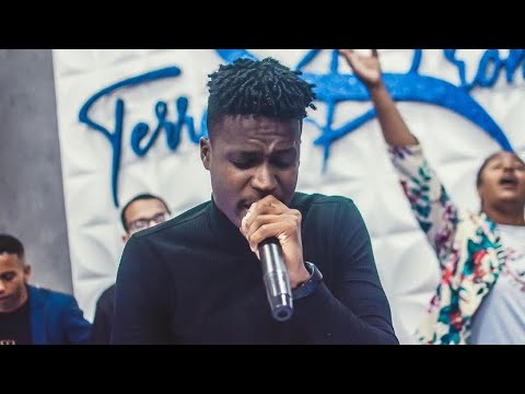 JOVEM CHEIO DA PRESENÇA DE DEUS❤️😭 - Lucas Cesario - Sala de Adoração