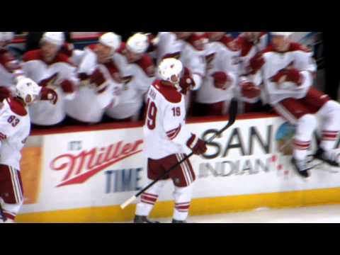 Shane Doan scores a goal at the Coyotes @ Ducks hockey game