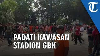 Jelang Pertandingan, Jakmania dan Aremania Mulai Padati Stadion GBK