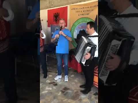 Preni oga  .Keto jam me def me usta Todi Gjeka