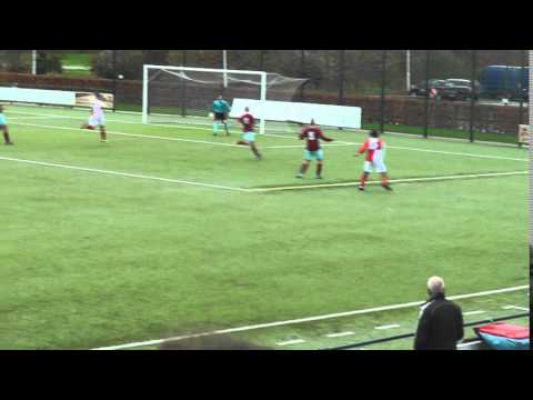 15 nov 2015 UVV 1 - Zwaluwen Utrecht 11 com 4-0 Schot Luciano op de lat