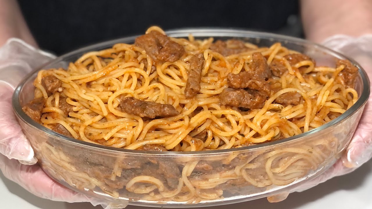 MACARRÃO COM  TIRINHAS DE CARNE JANTAR EM UMA PANELA