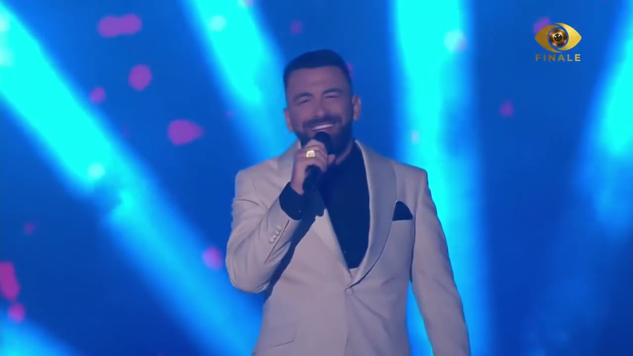 Kelly ngjitet në skenë, performon live për publikun këngët e tij