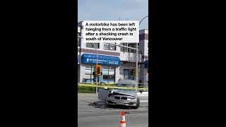 Download lagu Sepeda motor tergantung di tiang lampu lalu lintas setelah tabrakan mengerikan. mp3