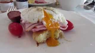 Egg Benedic on croissant ไข่เยิ้มๆรสชาดดีบนขนมปังครัวซองชุ่มเนยค่ะ #eggporn