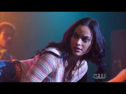 "The World According to Chris" Carrie (2012) vs Riverdale 2x18