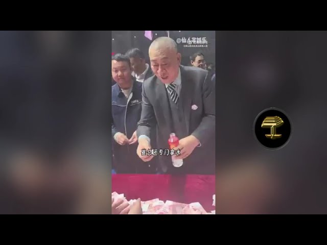 Un jefe chino sorprende al repartir millones de dólares entre sus empleados