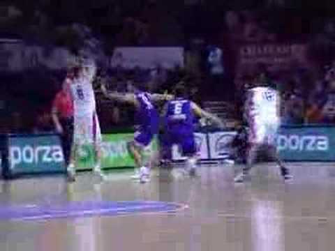 05 11-12-07 BCO-Athene - Dunkje van Chuck Davis, assist Elvi