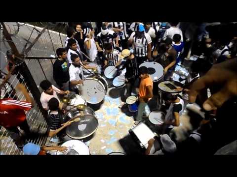 "Entrada de los bombos - Chaco for ever" Barra: Los Negritos &bull; Club: Chaco For Ever