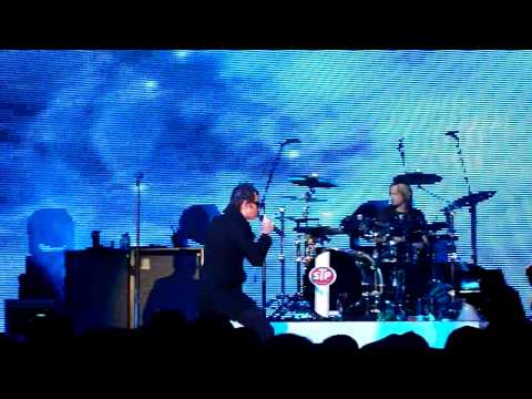 Stone Temple Pilots performing Silvergun Superman Live @ the Moncton Coliseum November 23rd 2009