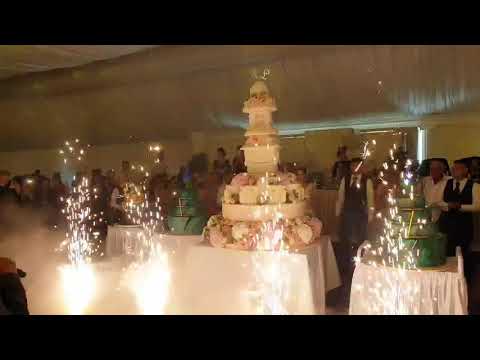 Tortul Mirilor familia Moldovan impreuna cu nasii si fiul lor Dominic