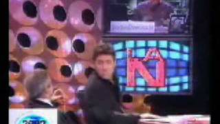 El Fary comiendo un limon