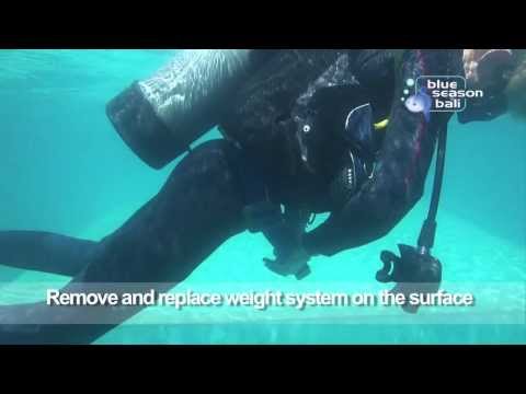 2014 PADI Divemaster Skills - Remove and Replace Weight System on the Surface