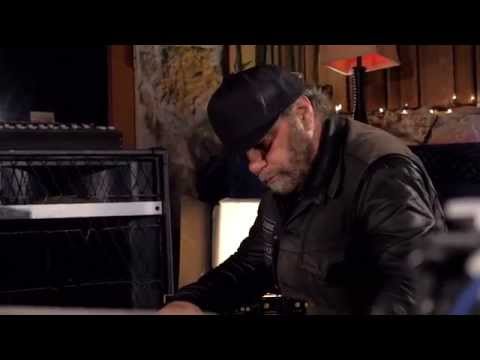 download lagu mp3 mp4 Daniel Lanois Sonho Dourado, download lagu Daniel Lanois Sonho Dourado gratis, unduh video klip Daniel Lanois Sonho Dourado