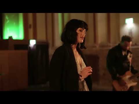 fragment teledysku ZA MGŁĄ Anny Hnatowicz i Zespołu