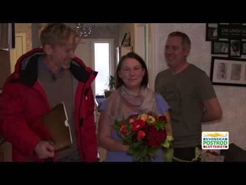 Jesper får hjälp från ovan när han delar ut vinster i Munka-Ljungby - Postkodlotteriet