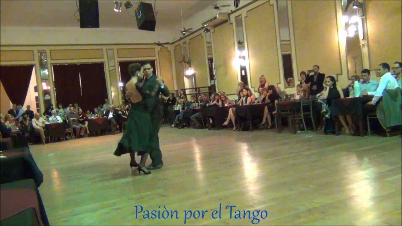 FERNANDA GROSSO y ALEJANDRO FERREYRA Bailando el Tango GARRAS en YIRA YIRA MILONGA.